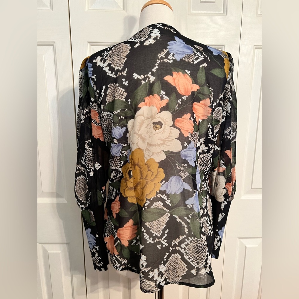 CAbi Snake Charmer Floral Button Down Blouse Size Medium - Picture 8 of 10